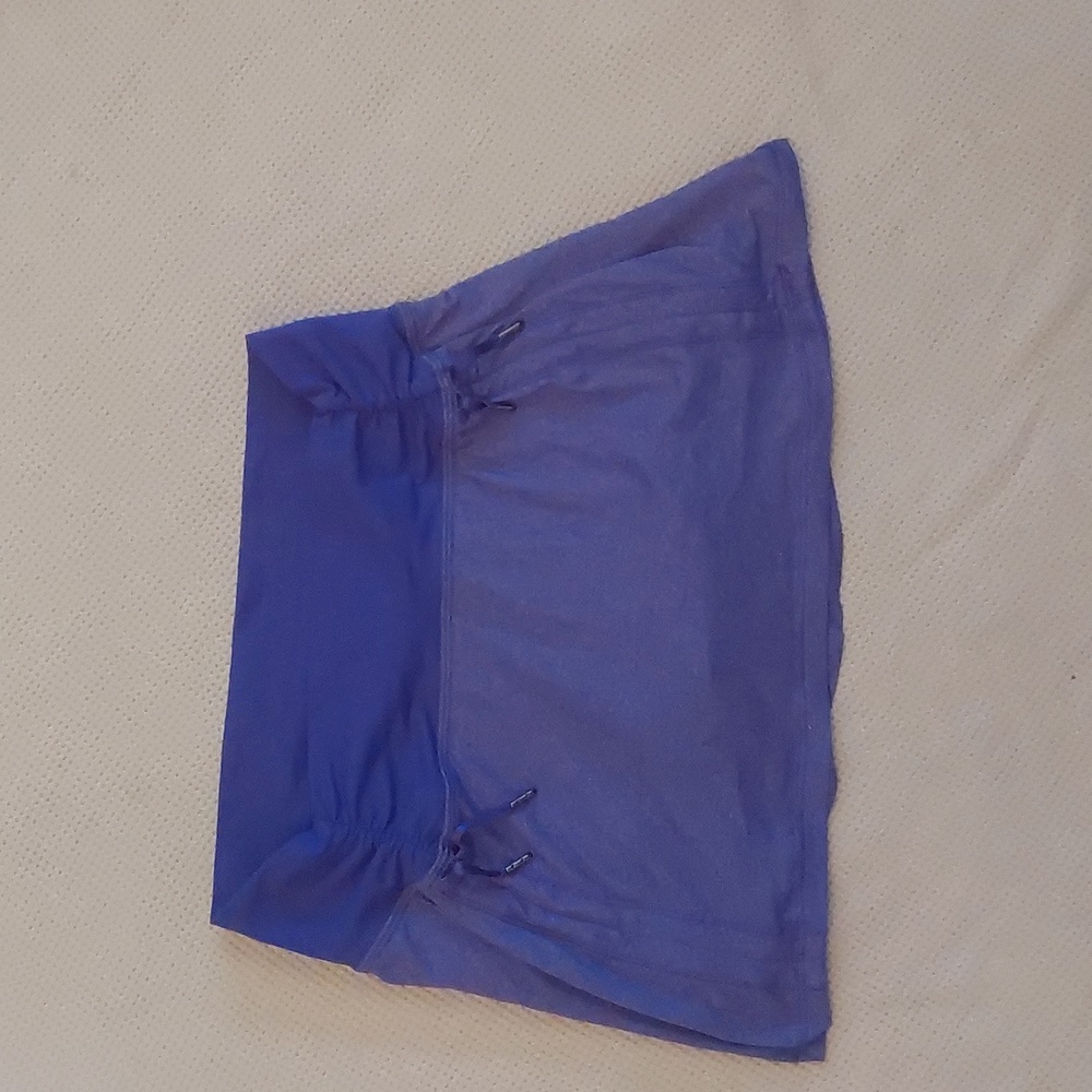 No lululemon hang tag size 6 has a slight snag in back